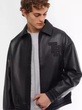 Укороченная бейсбольная куртка-ветровка из экокожи