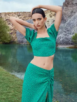 Укороченный топ-блузка с акцентным рукавом