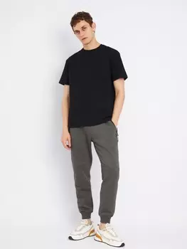 Утеплённые трикотажные брюки-джоггеры в спортивном стиле