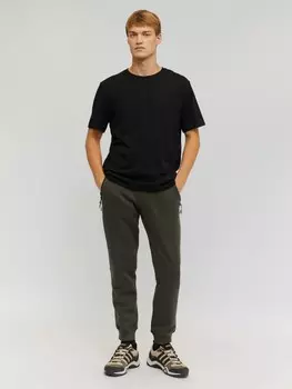 Утеплённые трикотажные брюки-джоггеры в спортивном стиле