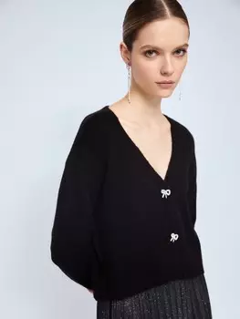 Вязаный кардиган на декоративных пуговицах