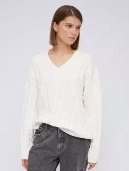 Вязаный пуловер с треугольным вырезом и узором косы