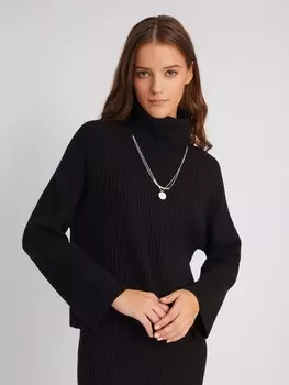 Вязаный свитер объёмного фасона с воротником-гольф