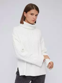 Вязаный свитер с узором косы