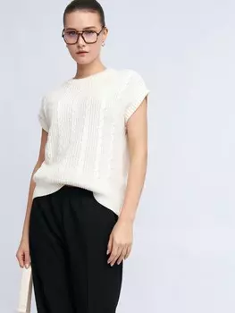 Вязаный жилет без рукавов с узором косы