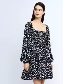 Ярусное платье мини на резинке с вырезом