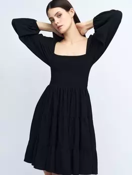 Ярусное платье мини на резинке с вырезом