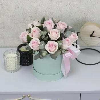 FLORPRO 15 розовых роз "Свит Ревиваль" с эвкалиптом в шляпной коробке