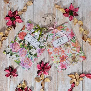 LADECOR Аромасаше с вешалкой, 32гр, 2 аромата (лилия, гардения)