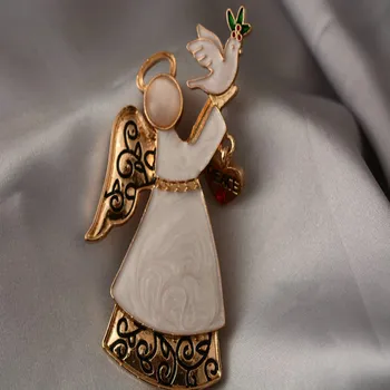 Милая брошь Ins Wind with Wings Angel Holding Bird Personality жёлтый