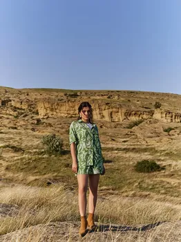 Рубашка женская зеленая с принтом