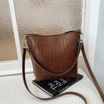 Niche woven pattern bag women s new simple bucket bag casual commuter shoulder messenger bag чёрный