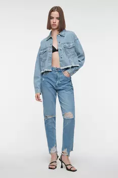 Джинсы mom-fit с рваными краями и коленями