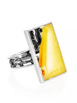 Серебряное кольцо «Модерн» прямоугольной формы со вставкой из медового янтаря