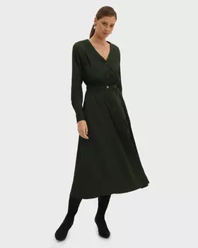 Миди-платье приталенного силуэта с V-образным вырезом и застежкой на пуговицы