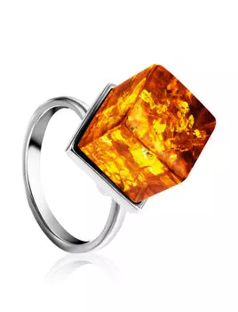 Необычное серебряное кольцо, украшенное золотистым янтарём «Рафинад»