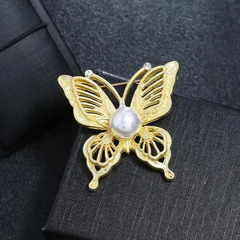 Light luxury high-end dumb gold brooch women s fashion temperament suit coat versatile pin pearl crystal corsage