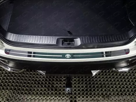 Накладка на задний бампер (лист зеркальный логотип Toyota) ТСС TOYHIGHL17-23 Toyota Highlander 2014 -