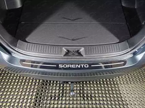 Накладка на задний бампер (лист зеркальный надпись Sorento) TCC KIASOR12-26 Kia Sorento 2012-2020