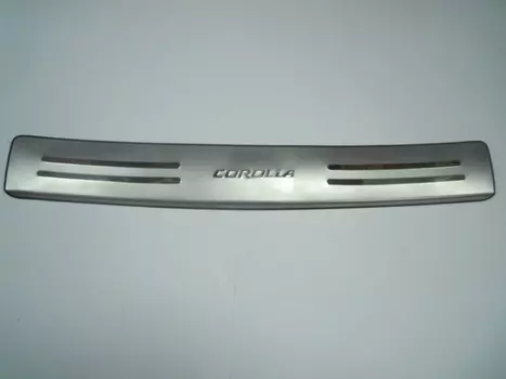 Накладка на задний бампер (нержавеющая сталь, с логотипом) JMT 24562 Toyota Corolla 2002 - 2007