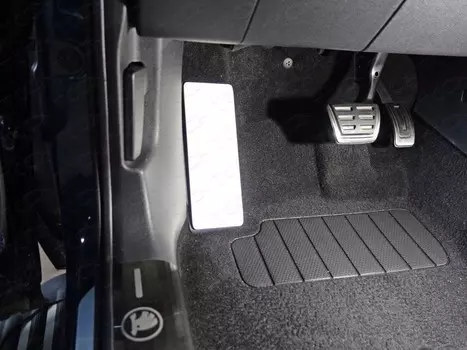 Накладка площадки левой ноги (лист алюминий 4мм) ТСС SKOKOD17-28 для SKODA KODIAQ (2017 - по н. в.)