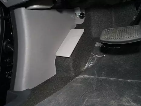 Накладка под левую ногу (алюминий) TCC HYUNH118-19 для Hyundai H1 2018 -