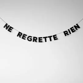 Гирлянда "NE REGRETTE RIEN"