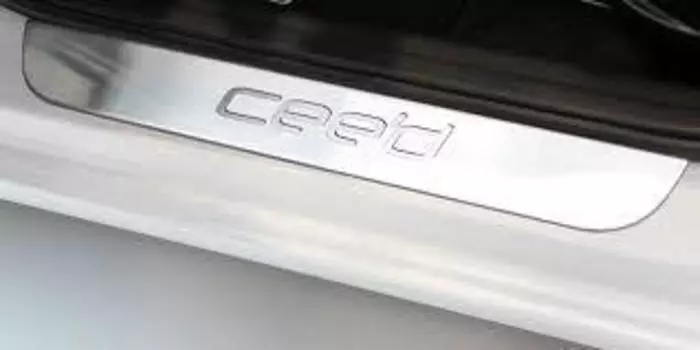 Комплект накладок на дверные пороги KIA A2450ADB00 для KIA Ceed (2012 - 2015)