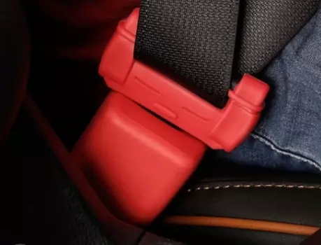 Комплект накладок на ремень безопасности (красный) Toyota RAV4 2019-