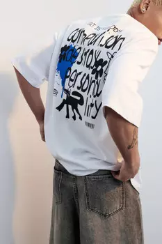 Футболка oversize с принтом в стиле граффити