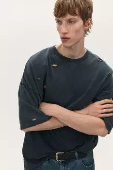 Футболка oversize с рваными элементами