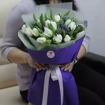 FLORPRO Белые тюльпаны, синие гиацинты