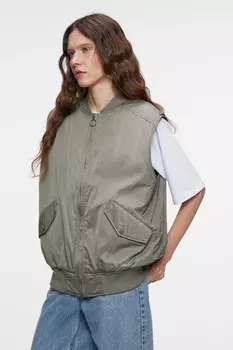 Жилет-бомбер oversize утепленный