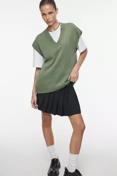 Жилет oversize тонкой вязки с V-вырезом
