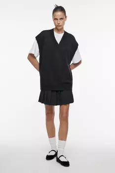 Жилет oversize тонкой вязки с V-вырезом