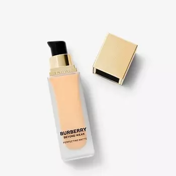 BURBERRY Матовая тональная основа Beyond Wear Perfecting Matte Foundation