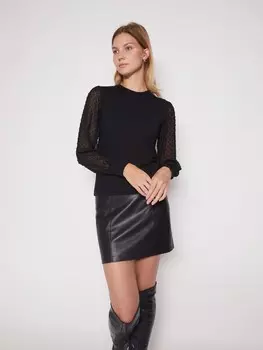 Блузка с акцентным рукавом