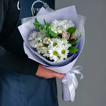ЦВЕТНИК ЦВЕТЫ И ПОДАРКИ Сборный букет из кустовой хризантемы и альстромерии