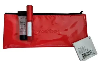 Набор пробных размеров Deluxe - тушь для ресниц Super Fan Volumizing Mascara черного цвета, 5 мл, жидкий праймер Photo Finish Smoothing Liquid Primer 71 мл, красная текстильная косметичка Smashbox