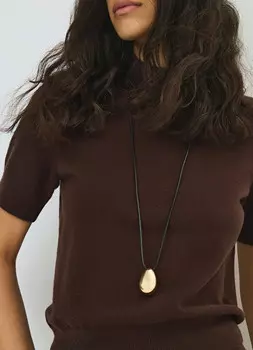 Кулон на шнурке, Золотой
