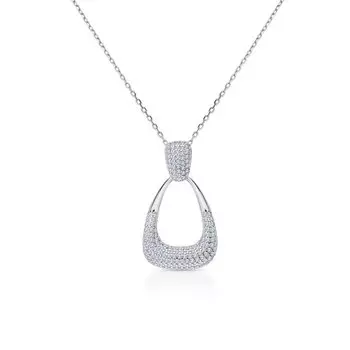 Серебряное шейное украшение с фианитами