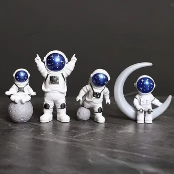 Фигурки космонавтов из смолы, набор из 4 штук