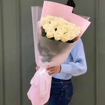 PION KLD Белые розы в нежной упаковке