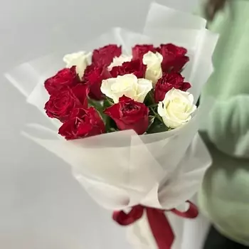 ПИОН ПИОНЫЧ Букет из 15 роз Кения (40см) красно-белый микс