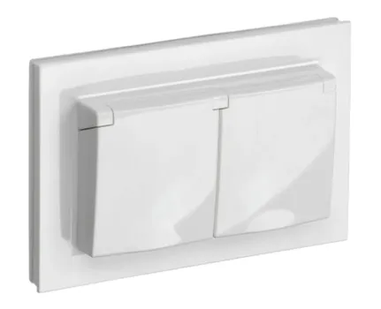 Розетка IEK BRITE РСбш12-3-44-БрБ, скрытый монтаж, 2-х постовая, со шторками, с крышкой, 16A, в сборе, IP44, белый (BR-R26-16-44-K01-F)