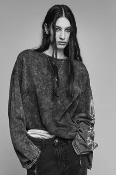 Лонгслив oversize рваный с принтом