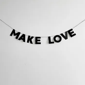 Гирлянда "MAKE LOVE"