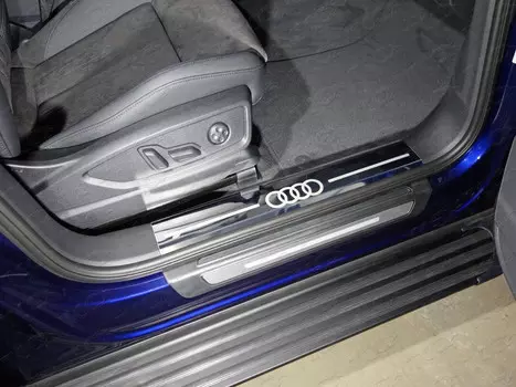 Накладки на дверные пороги (лист зеркальный логотип audi) 2шт (без пневмоподвески) Компания ТСС AUDIQ517-08 Audi Q5 2017-