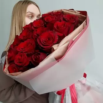 НЕЖНОСТЬ Букет из красных роз сорта Эксплоэр