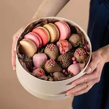 Набор клубники и пирожных «Sweet»